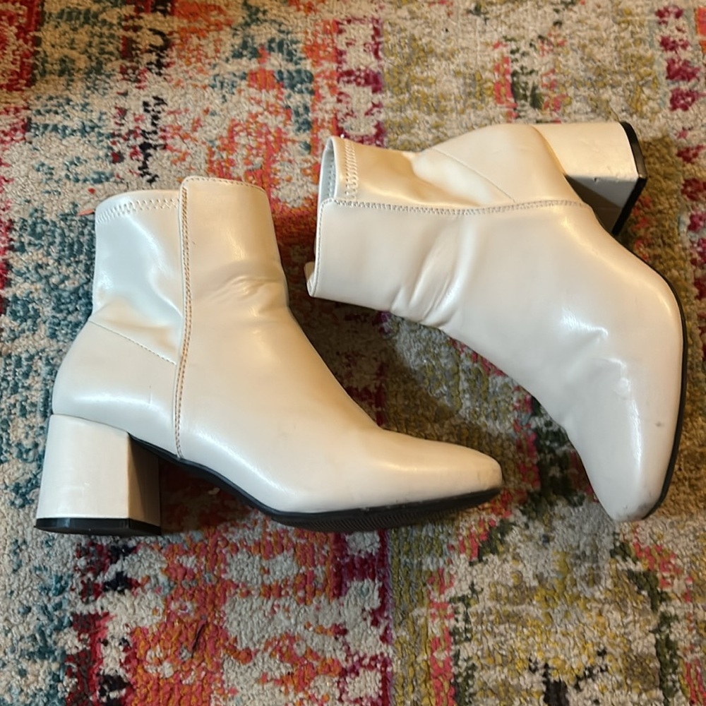Ivory Cream Leather Ankle Zip Up Heeled Booties. Size 8W
